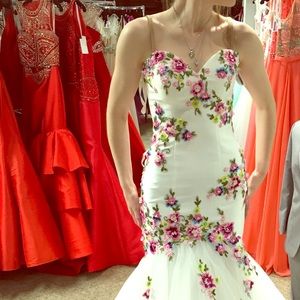 Beautiful White Jovani Mermaid prom dress size:00
